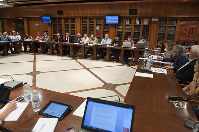 Aspecto del salón de actos de la Asociación de la Prensa de Madrid durante la reunión. FOTO: PABLO VÁZQUEZ / APM