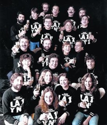 Cartel conmemorativo de los 70 años de Radio Barcelona, en 1994. De izquierda a derecha, empezando por arriba, Joaquim Maria Puyal, Pepe Gutiérrez, Rafael Manzano, Manel Borrell, Manolo Bernardos y Gerardo González; en medio, Jordi Hurtado, Ana María Tobia y Josep Cuní; Andrés Caparrós, Miguel Rosso, Adelina Castillejo y Rafael Turia; Rosa Badia, Àlex Botines y Xarli Diego; Eduard Boet, Marga Blanch, Marisol Castillo, Isabel Garbí (Gemio) y Mercè Remolí (en el centro, abajo).