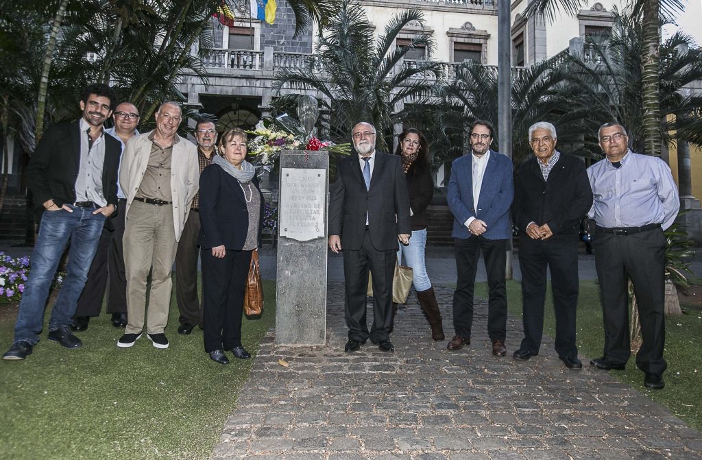 160125 Ofrenda busto Patricio Estévanez. FOTO JL GONZÁLEZ