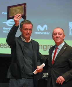 La consejera Pilar Alegría y el periodista José Luis Trasobares (d), hacen entrega del Premio José Manuel Porquet al periodista Mikel Ayestarán (c) durante la inauguración del 17 Congreso de Periodismo Digital de Huesca. EFE/Javier Blasco