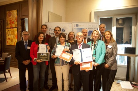 Foto de familia de los galardonados y el jurado de la II Edición del premios
