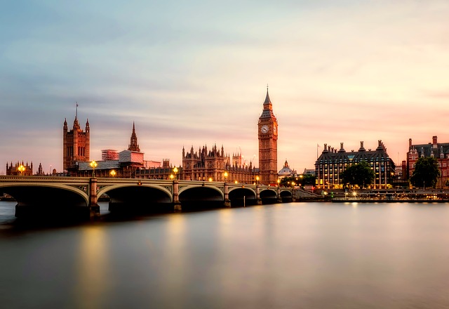El parlamento de Westminster visto desde el río Támesis.