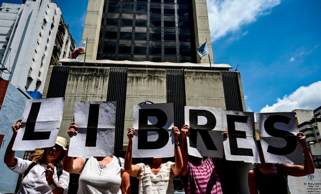 Manifestantes reunidos el 12 de marzo frente a la fiscalía de Caracas para pedir que liberen al periodista Luis Carlos Díaz. (Ronaldo Schemidt/Agence France-Presse-Getty Images)