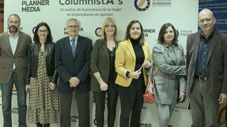De izquierda a derecha: Julián Zabala Pino, CEO de Planner Media; Isabel Perancho, directora general de Planner Media; Nemesio Rodríguez, presidente de la FAPE; Encarna Samitier, directora de 20 minutos; Pilar Álvarez, corresponsal de género de El País; Emilia Landaluce, columnista en El Mundo; Gabriel Sanz, director de Vozpópuli.