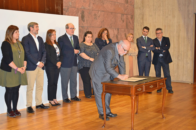 Momento de la firma por parte de Salvador García, presidente de la APT.