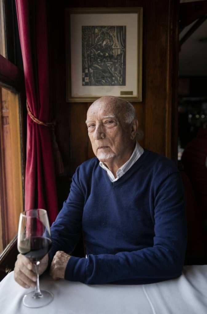 Manuel Vicent, en el cafe Gijón de Madrid, en diciembre de 2018. (Carlos Rosillo)