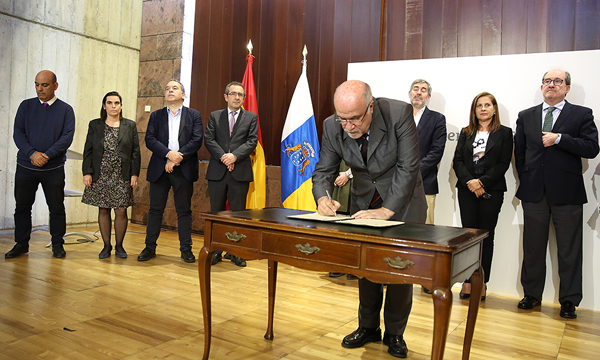 Momento de la firma del acuerdo por parte de Salvador García como presidente de la APT. (Gobierno de Canarias)