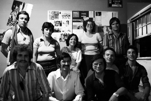Miembros del Grupo XDC y de Discolandia en una imagen tomada en los estudios de Radio Juventud de Canarias, donde ya colgaba la recordada placa de la Calle de la Amnistía. De pie: Eudaldo Lemus, Eli Perdomo, Pili Cruz, Lala Rivero y Tomás Correa. Agachados: José Moreno, Manuel Negrín, Alberto Miranda (fotógrafo por entonces de Diario de Avisos y visitante ocasional), Juan Hernández y Pepe Ramírez (primo de Moreno y, como Miranda, seguidor de los programas de la emisora).