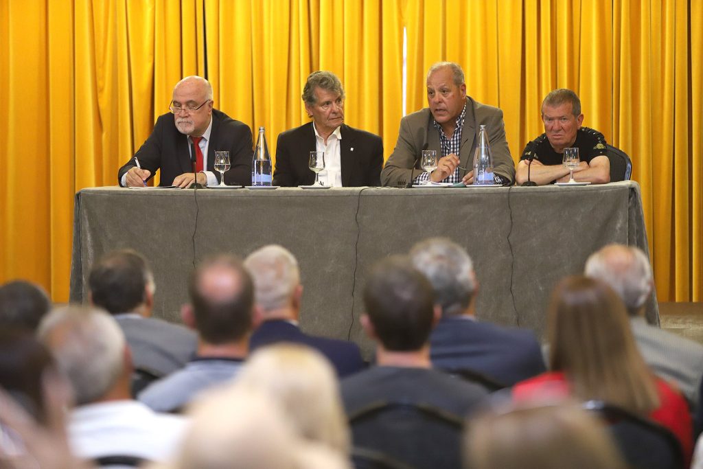 Acto de presentación de la obra sobre Barrios. (REAL CASINO DE TENERIFE)