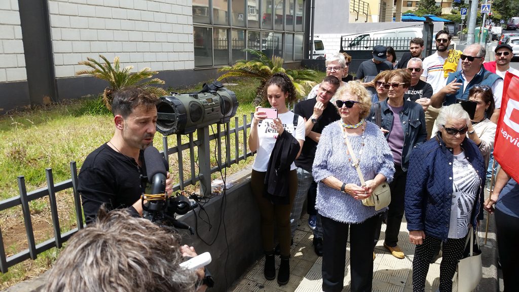 Improvisado programa de radio en la calle, frente a la sede de El Día. (APT)