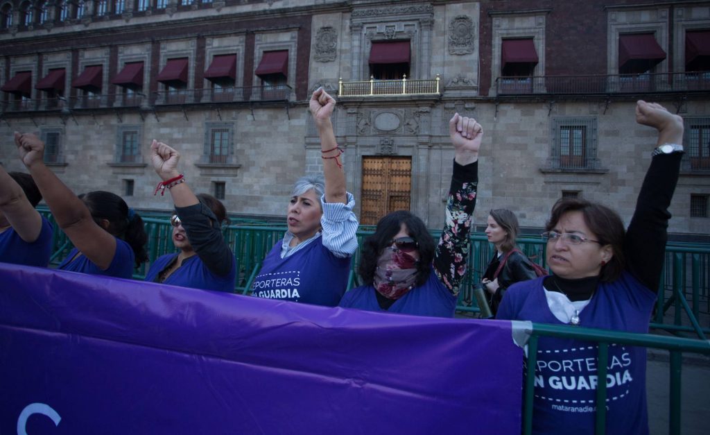 Un grupo de periodistas mexicanas protestan en Ciudad de México, en octubre de 2018. (I. MATEOS CUARTOSCURO)