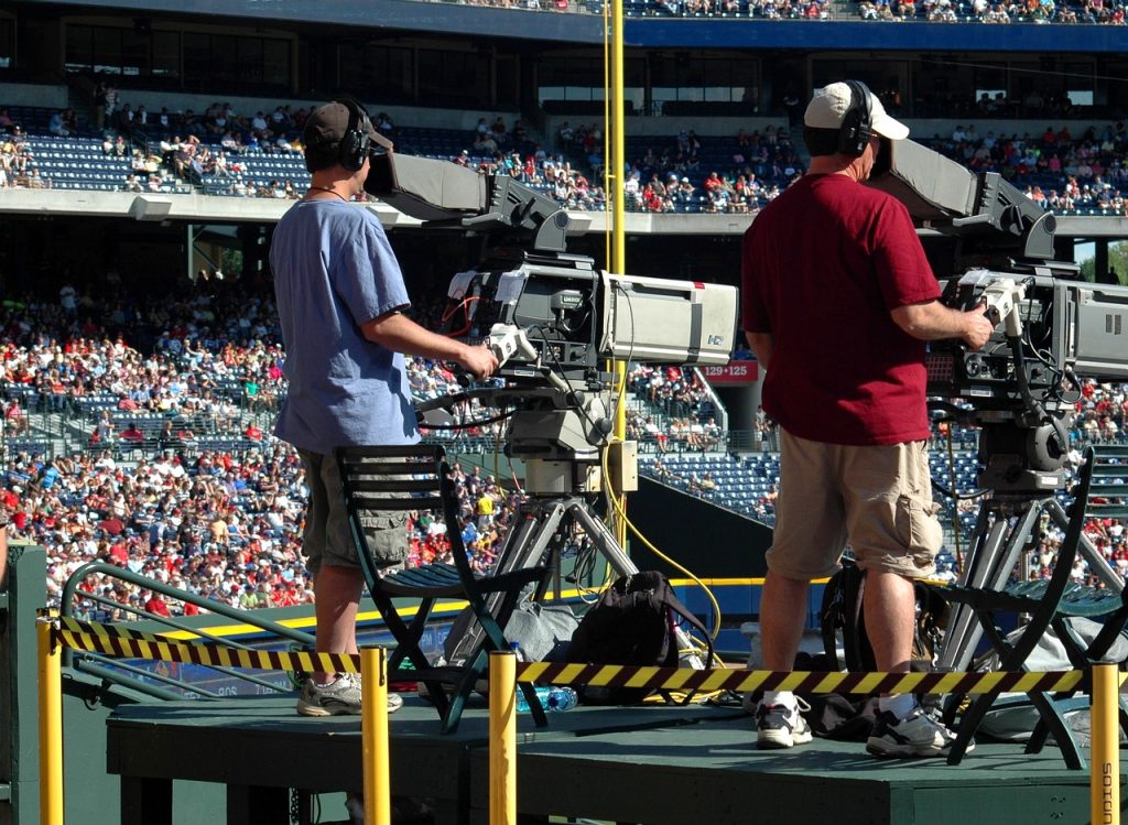 Cámaras de televisión siguen un partido de béisbol en Estados Unidos. (Pixabay)