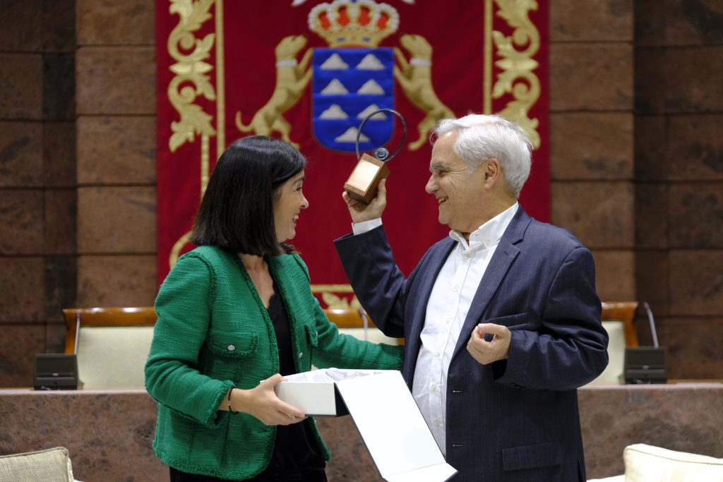 Darias y Cruz durante el acto que tuvo lugar en el Parlamento de Canarias. (PARLAMENTO DE CANARIAS)