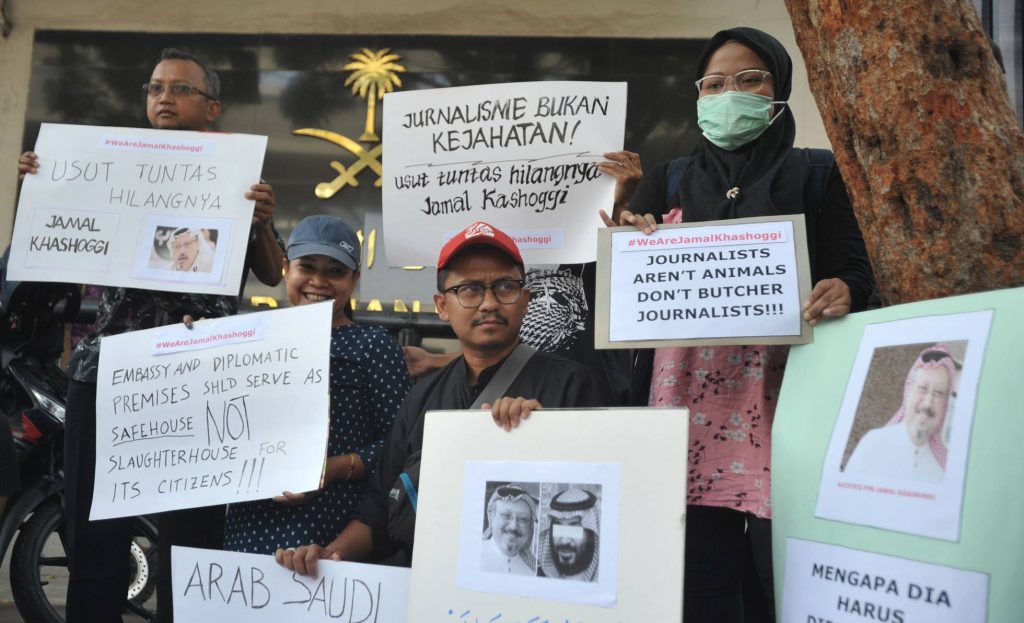Periodistas indonesios protestan enfrente de la embajada de Arabia Saudí en Yakarta por la muerte de Khashoggi, en octubre de 2018. (DASRIL ROSZANDI-GETTY IMAGES)