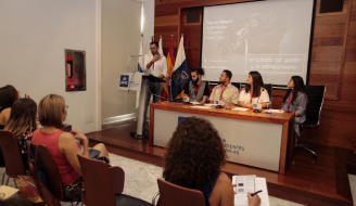 La mesa principal del acto con los cuatro estudiantes sentados a la espera de su turno. (MARÍA PISACA-EL DÍA)