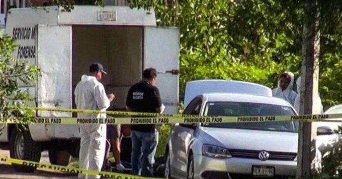 El auto en el que fue encontrado el cuerpo de Rogelio Barragán. (EL UNIVERSAL)