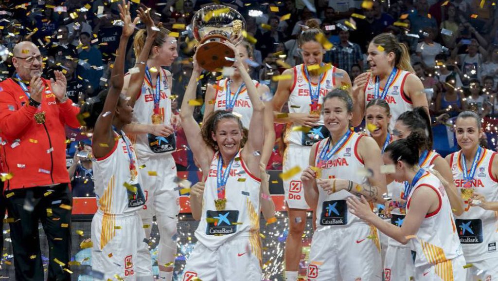 Las jugadoras españolas celebran la conquista del Eurobasket 2019. (FEB)
