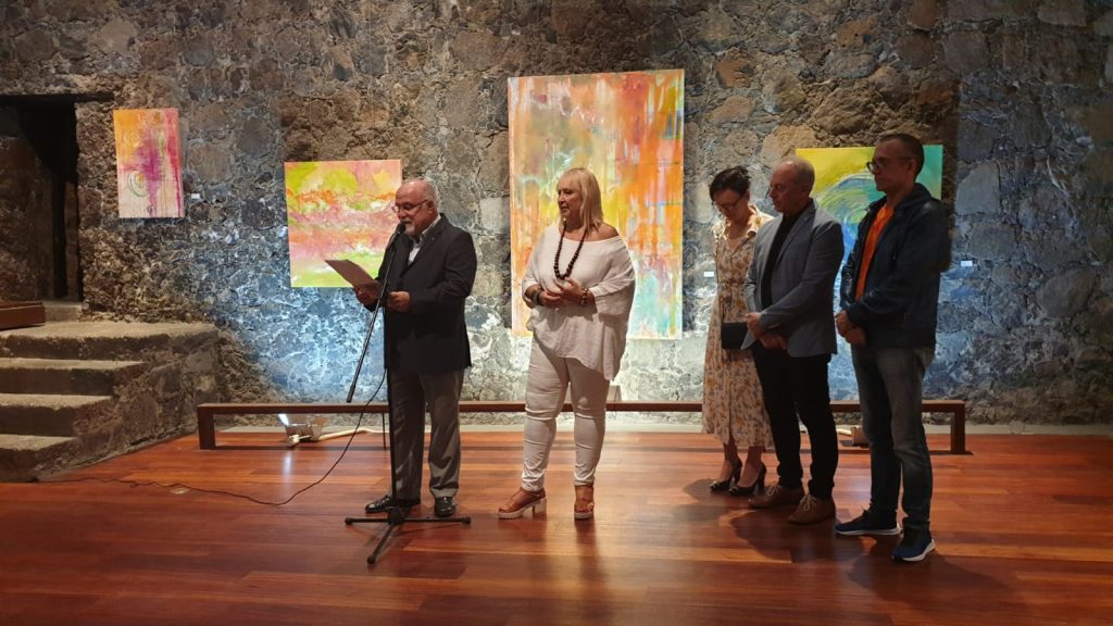 Un momento del acto de inauguración de la muestra de Marían Lorenzo.