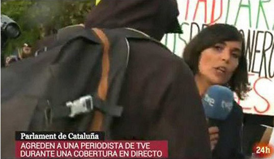 Pantallazo del momento en el que la compañera de RTVE es increpada. (TVE)