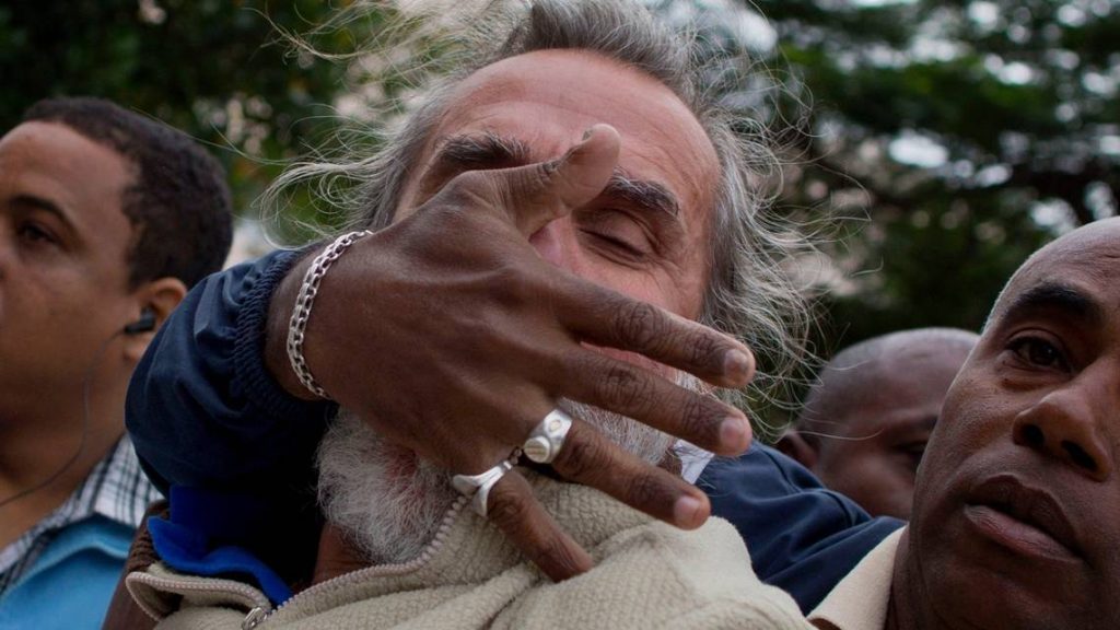 Un agente de la seguridad cubana le cubre la boca a un disidente que protestaba en La Habana por el Día internacional de los Derechos Humanos. (RAMON ESPINOSA-AP)