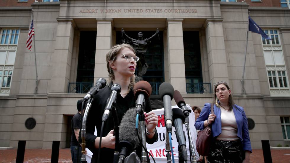 Chelsea Manning atiende a la prensa a la salida de un juzgado de Virginia. En vídeo, tráiler del documental 'Chelsea XY'. (WIN MCNAMEE-GETTY)