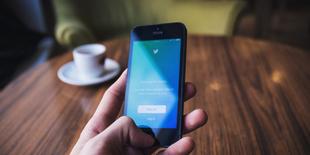 Un solo tweet con información para donar sangre, ropa, comida o tiempo es muy útil. (IJET)