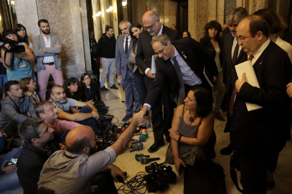 Sentada de periodistas en el Parlament el miércoles día 9 antes del pleno. (ALBERT GARCIA)