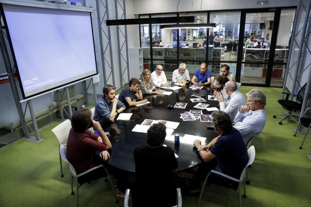 A lo largo de una jornada se celebran tres reuniones de redacción. (EL MUNDO)