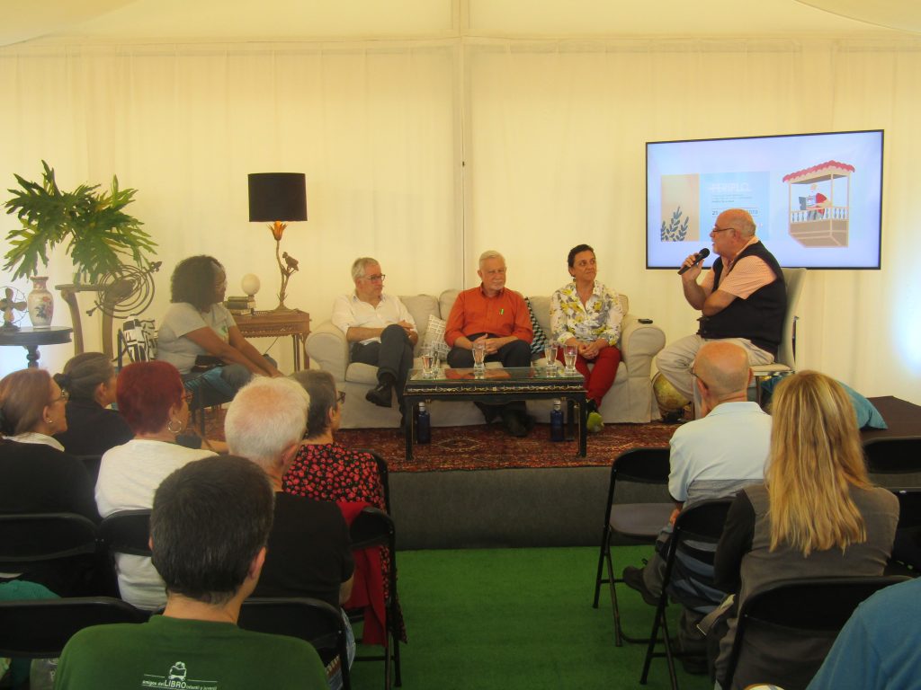 Mesa redonda moderada por Salvador García, a la derecha de la imagen.