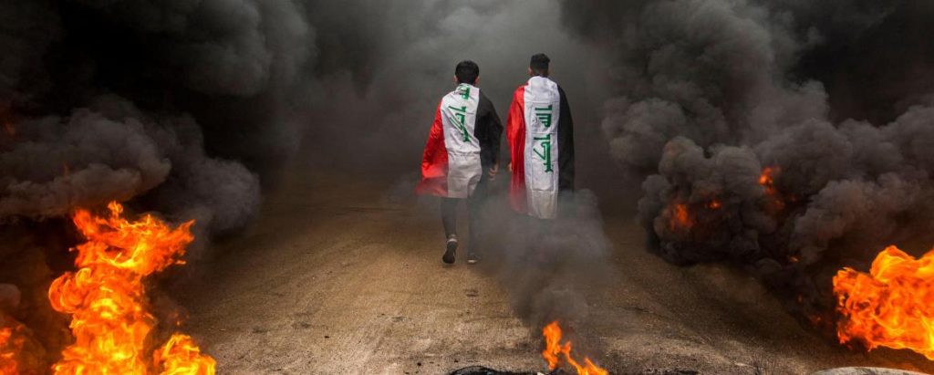 Carretera cubierta de humos por la ola de protestas y disturbios que vive Irak. (RSF)