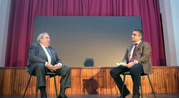 Jerónimo Saavedra e Isaac Hernández, durante la presentación de 'Voy contigo'. (DIGITALFAROCANARIAS)