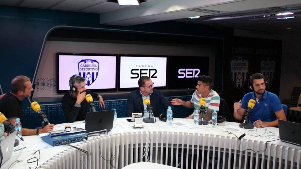Álvaro Benito habla con Pedja Mijatovic en Carrusel Deportivo, de la Cadena SER.