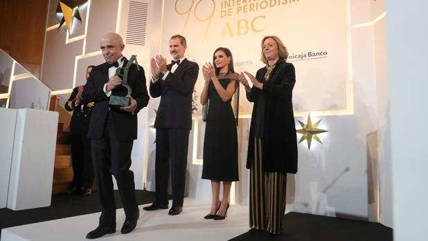 Gabriel Albica recoge el Premio de Periodismo Mariano de Cavia. (ABC)
