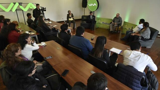 Charla para periodistas sobre el pódcast impartida por el director de Efe Radio, Roberto Castañares en La Paz (Bolivia). (EFE)