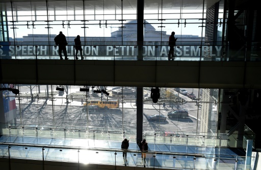 Los visitantes recorren el Newseum, en la Avenida Pennsylvania, que cerrará el 31 de diciembre después de 12 años en Washington. (AFP)