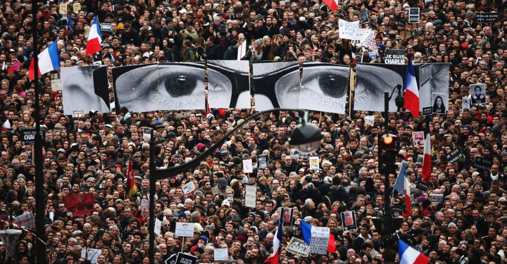 Manifestantes a lo largo del Boulevard Voltaire durante un mitin en París tras los ataques terroristas. (EL PAÍS)