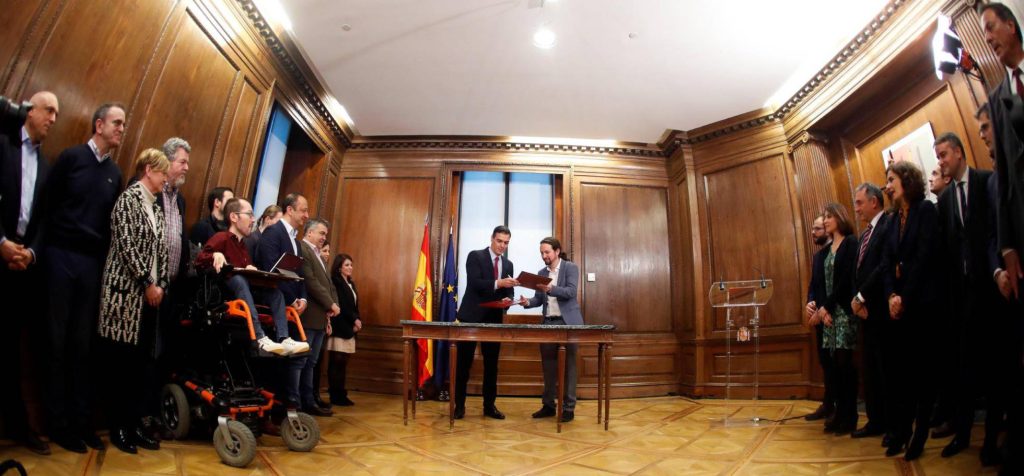 Firma del acuerdo programático Sánchez-Iglesias del pasado diciembre. (EFE)