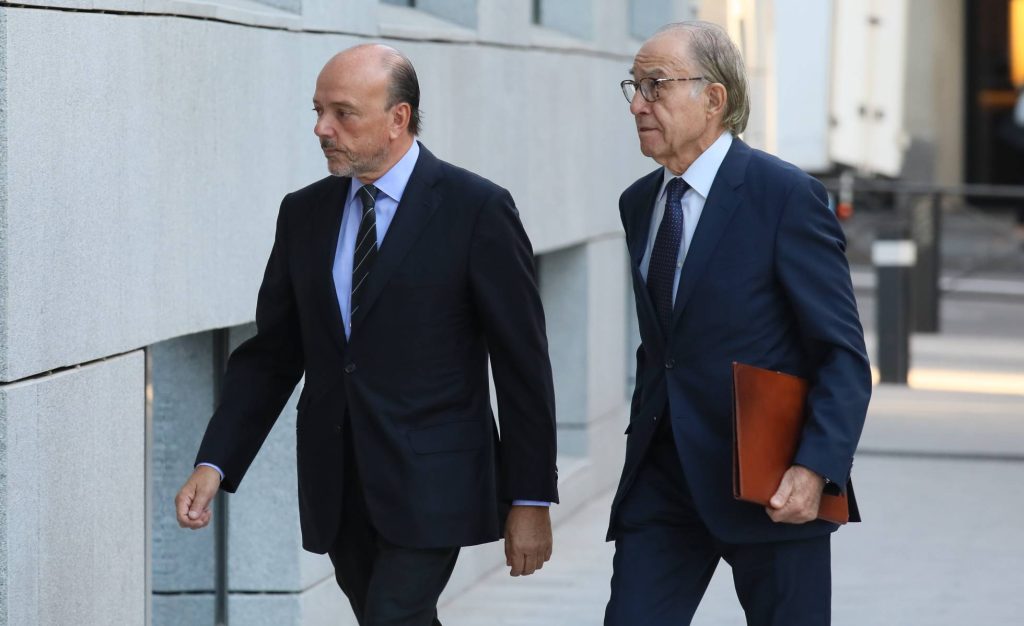 El expresidente de Indra Javier Monzón (i) llega a la Audiencia Nacional, este viernes. (KIKE PARA)