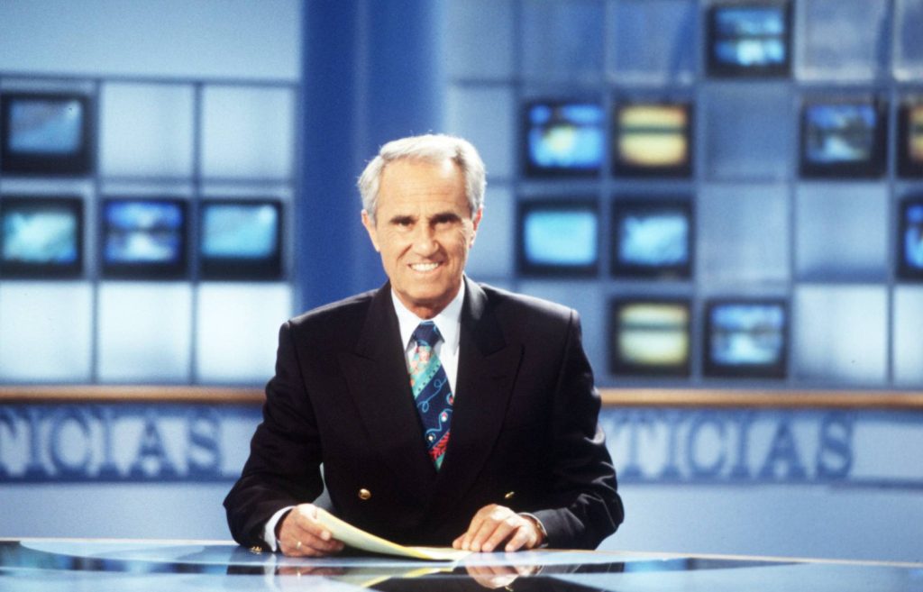 José María Carrascal, en el estudio de informativos de Antena 3. (EL PAÍS)