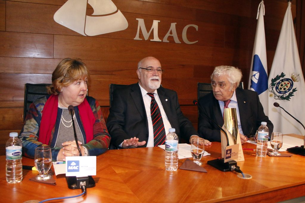 María Luisa Arozarena, Salvador García y el homenajeado José Antonio Pardellas. (APT)