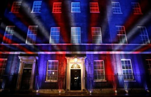 Los colores de la bandera británica se proyectan sobre el número 10 de Downing Street, residencia oficial del primer ministro, con motivo de la llegada del Brexit, el 31 de enero de 2020 en Londres. (AFP)