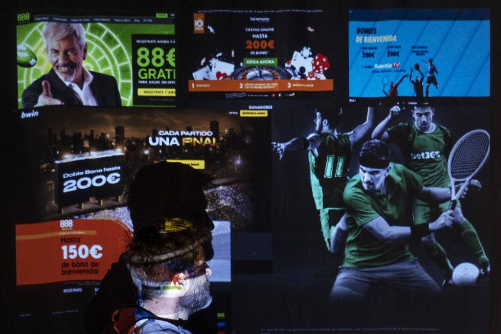 Una persona mira una pantalla con varias web de apuestas online. (PACO PUENTES-EL PAIS)