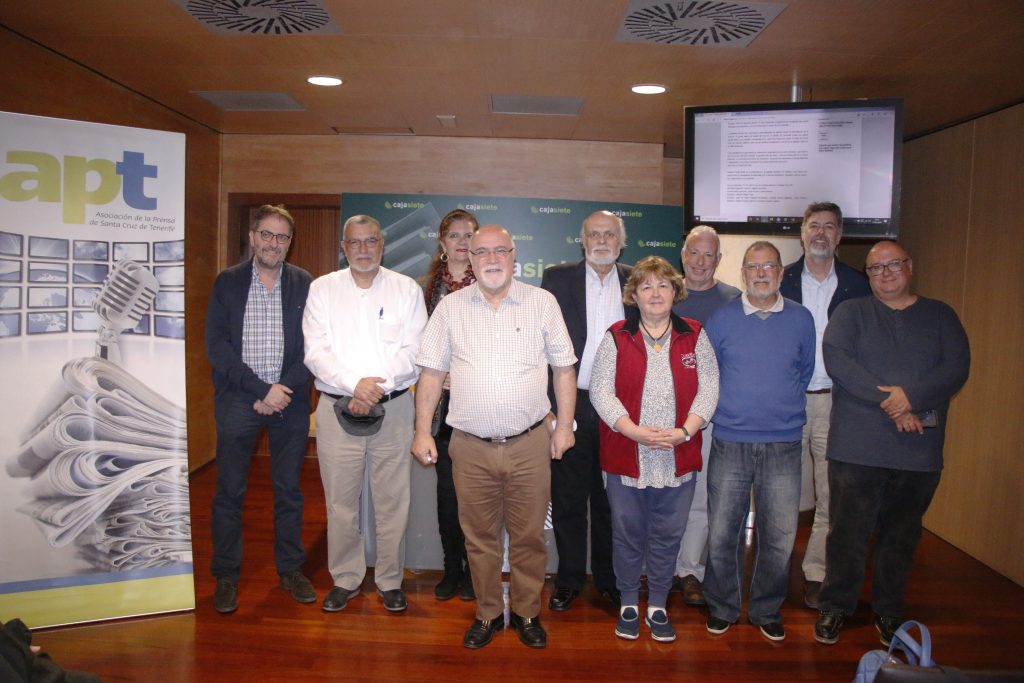 Salvador García Llanos y su junta directiva. (APT)