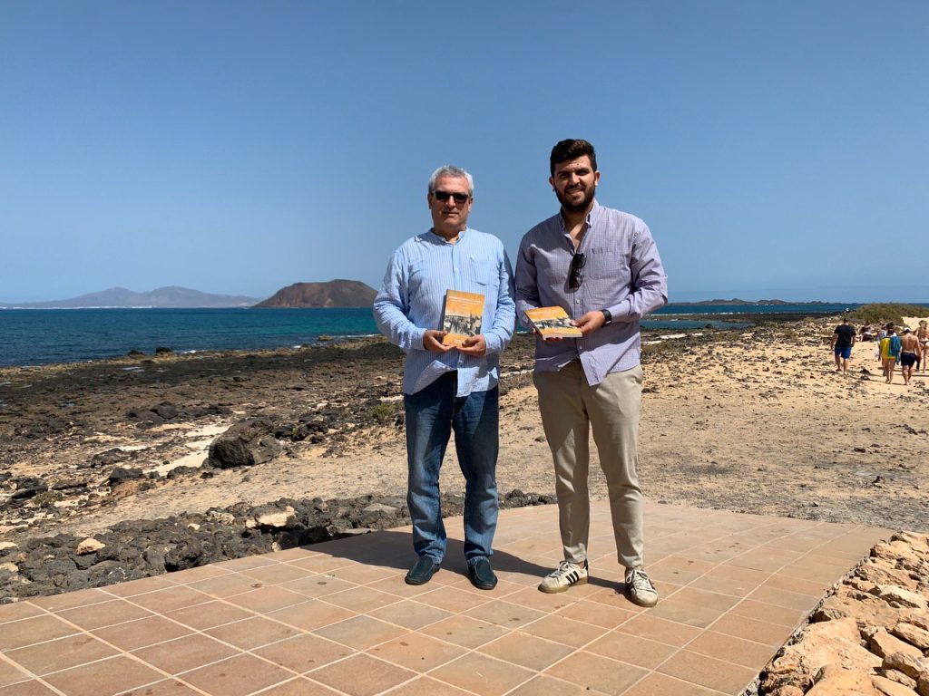 : Cristóbal D. Peñate y Pablo Peñate Ojeda, autores del libro ‘Universidad Laboral de Las Palmas, I Promoción de Formación Profesional. Nuestro Testimonio’.