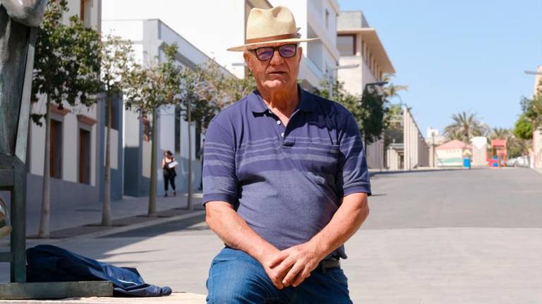 El periodista majorero repasa 40 años de las crónicas sobre la isla que publicó en ‘El Eco de Canarias’ y Canarias 7. (CANARIAS 7)