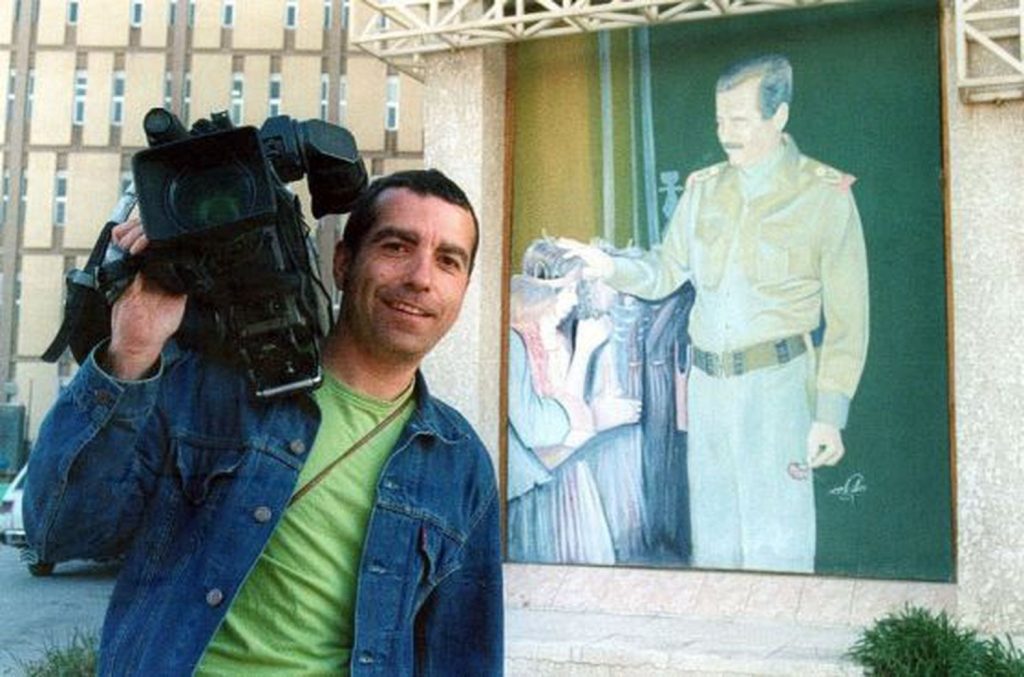 José Couso, reportero de Telecinco, en una imagen de 2003. En vídeo, la Audiencia Nacional condena al Estado a indemnizar a la familia de Couso. (EL PAÍS)