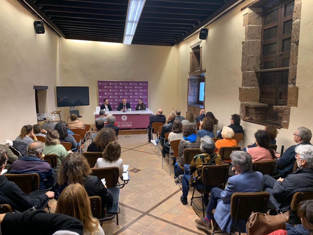 La presentación tuvo lugar en la Casa de los Capitanes del Ayuntamiento de La Laguna. (APT)