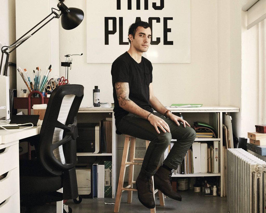 El diseñador Pablo Delcán, en su estudio de Nueva York. (EL PAÍS-ERIK TANNER)