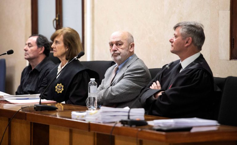 El juez Miguel Florit (en el centro), junto con sus abogados durante la primera sesión del juicio celebrado en la Audiencia de Palma. (LLITERES-EFE)