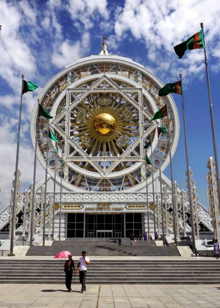 Edificio de mármol, en la capital de Turkmenistán. (AMOS CHAPPLE-REX)